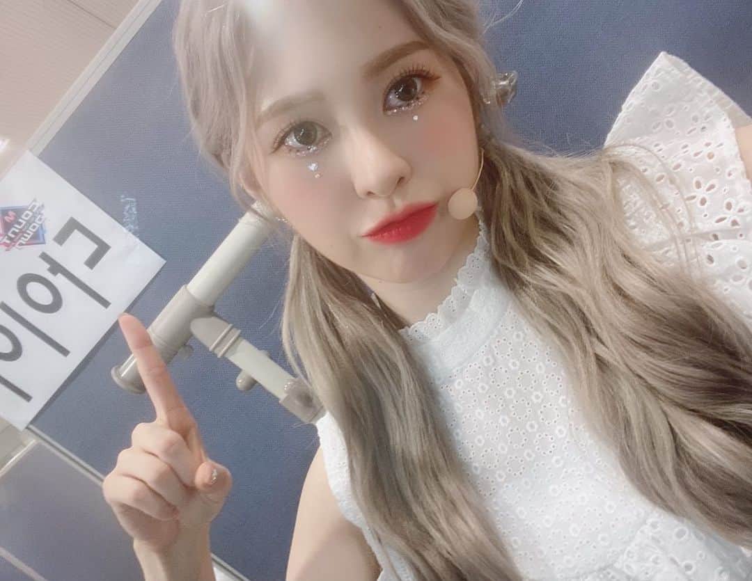 DIAのインスタグラム：「⠀ [ #예빈 ] ⠀ 에이드~ 오늘 무대 잘 봤어요~?😊 엠카로 컴백 한 게 엊그제 같은데 벌써 엠카 막방이라니..ㅠㅠ 시간이 참 빠르네요..ㅠㅠ 이번 감싸줄게요 활동을 하면서 에이드 여러분들께 무대를 직접 보여주지 못한게 너무 아쉽고 속상하지만 영상으로 나마 무대를 보여 줄 수 있어서 저는 5주동안 너무 행복했고 좋았어요💜 오늘도 무대 챙겨 봐줘서 너무 고마워요!!! 많이 많이 보고싶고 사랑합니다 우리 에이드💜 ⠀ #다이아 #DIA #YEBIN #Flower_4_Seasons #감싸줄게요 #Hug_U」