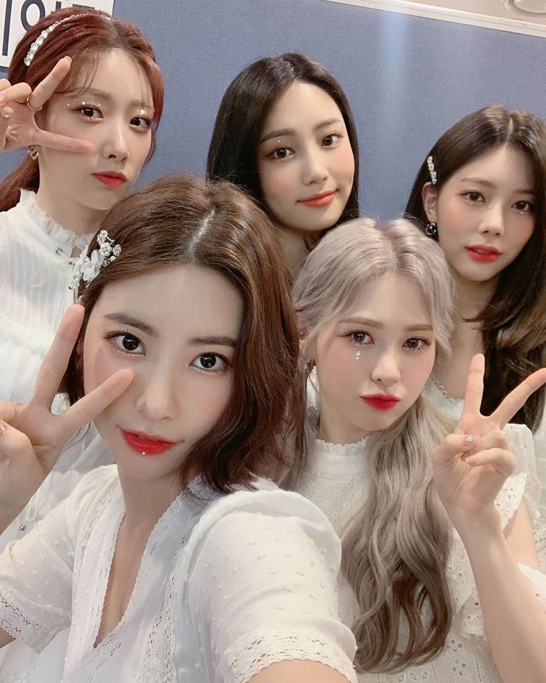 DIAのインスタグラム：「⠀ 200709 엠카운트다운 감싸줄게요♥ ⠀ #다이아 #DIA #Flower_4_Seasons #감싸줄게요 #Hug_U」