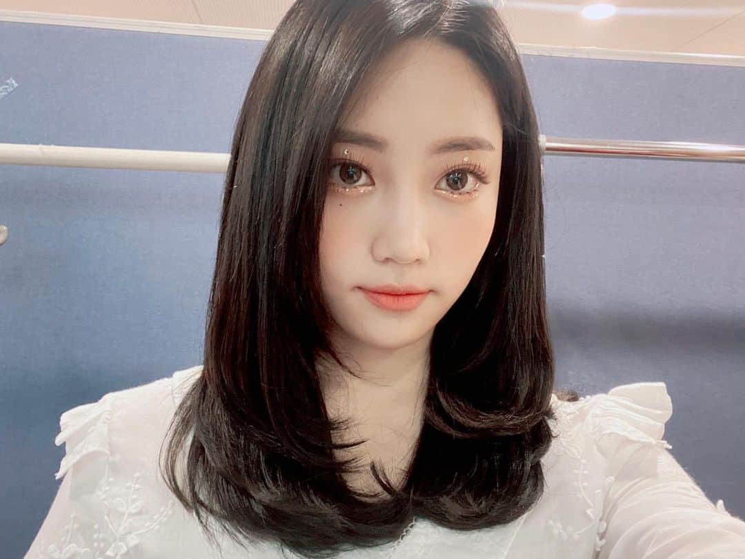 DIAのインスタグラム：「⠀ [ #주은 ] ⠀ 에이드 엠카 막방 무대 잘 보았나요오~? 오늘 하루도 너무 고맙구 내일도 함께하자🥰🖤🖤 ⠀ #다이아 #DIA #JUEUN #Flower_4_Seasons #감싸줄게요 #Hug_U」