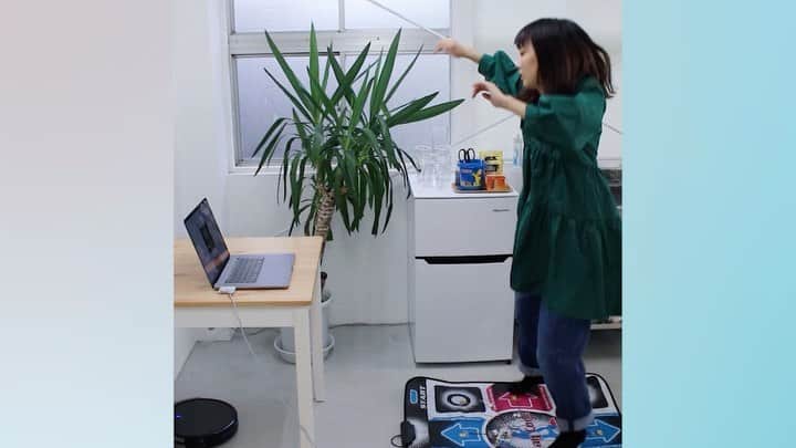 藤原麻里菜のインスタグラム：「Dance Dance Twitter Revolution  _ #mudazukuri #無用發明　#無駄づくり　#wastedcreations  _ #uslessmachine #comedy #twitter #dancedancerevolution #arduino #arduinoproject」
