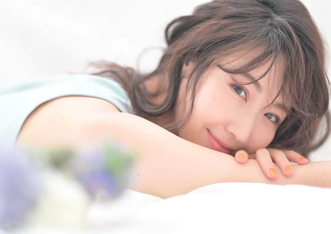 崎本ゆかりのインスタグラム：「"しあわせな時間" . 改めて、変わりなく過ごせる日々は 当たり前じゃなく 何をするにも その幸せをしっかり噛み締めて 感謝しながら大切に過ごしていきたい… . . #thankful#shooting#model#beauty#natural#happy#flower#hairmake#relax#thanks#memories #ありがとう#感謝の気持ち#ナチュラル#シンプル#私らしく#ありのまま#柔らかい#自然体#撮影#モデル」