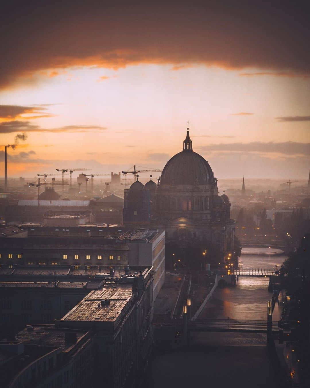 Thomas Kakarekoのインスタグラム：「Anzeige - Charged With Passion  Took my #MINIElectric for some sunset watching at some of Berlin’s best lookouts. Check out my Stories if you’d like to see more of @MINI in Berlin.  #ChargedWithPassion #TheMINIThings #MINITogether #MINI」