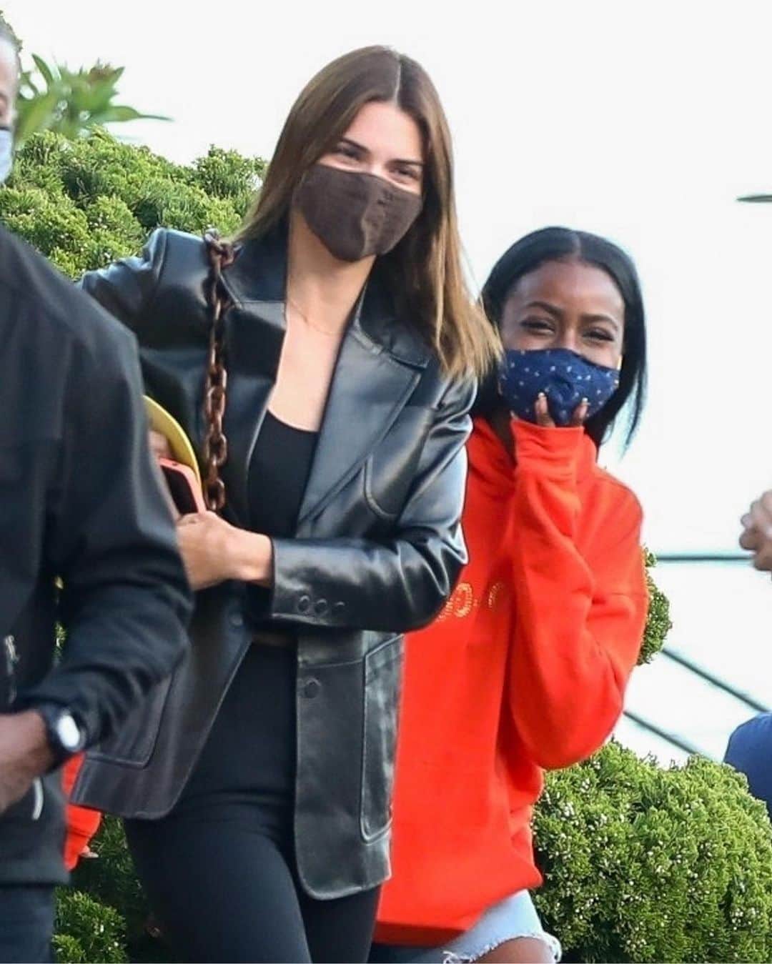 Just Jaredさんのインスタグラム写真 - (Just JaredInstagram)「Kendall Jenner laughs with a few friends while leaving Nobu Malibu after enjoying a dinner out #KendallJenner Photos: Backgrid」7月9日 12時34分 - justjared