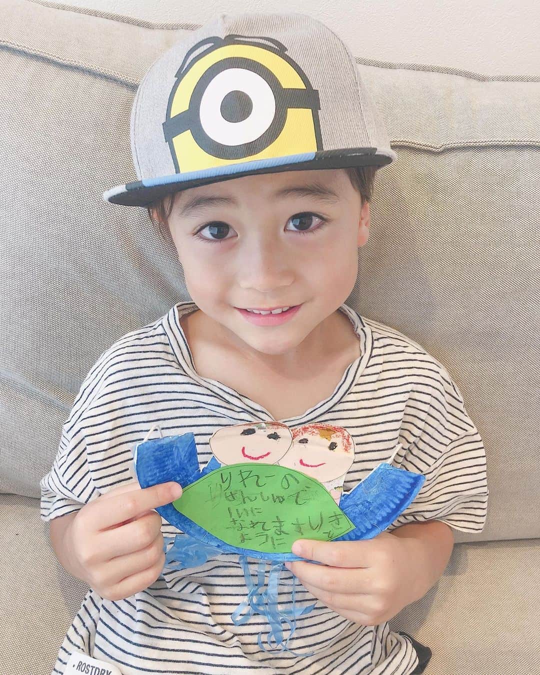 かなのインスタグラム：「． 幼稚園で作った七夕の制作🎋 持って帰ってきたよ〜☺️ 自分で願い事を考えて自分で書けるようになった事に成長を感じるよね🥺✨ ． ミニオンのキャップは @hm_kids のコラボ商品🌈🍌 ¥999という嬉しいプライス🎉 今回お洋服はもちろん、可愛い小物もたくさんあったよ〜😍 キッズ展開店舗とhm.comで発売中です✨ ． ． #七夕#願い事#息子#男の子#5歳 #HMxミニオンズ #HMキッズ #HMKids #ad #ミニオン#HMxme」