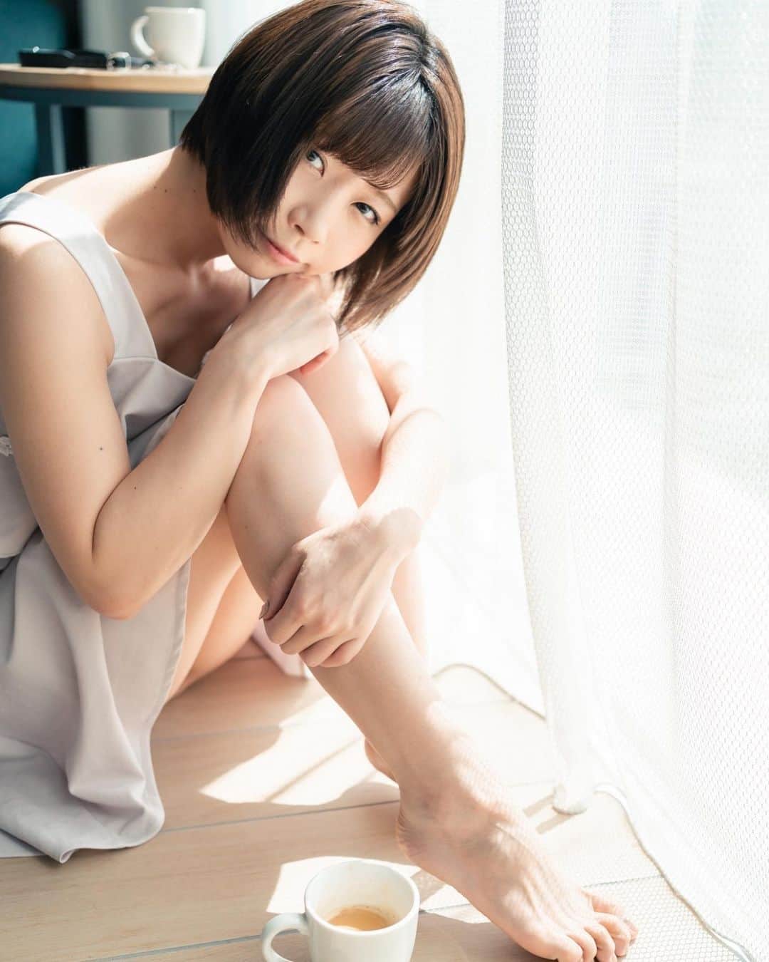 のインスタグラム：「朝とコーヒー。 . . . #goodmorning  #珈琲時間  #ワンピース #model #gravure #portraitmodel  #cosplayer  #モデル女子  #グラビアアイドル #コスプレイヤー  #インスタグラマー #ポートレートモデル  #lingerie #lingerielove  #ランジェリー大好き  #eros  #bodymake  #可愛くなりたい  #黒髪ショート #japan_of_insta  #igportrait #pasha_magazine #instaportrait  #tokyocameraclub  #童顔  #エロ可愛い #sexy #japanesegirl  #日本人 #人像攝影系列」