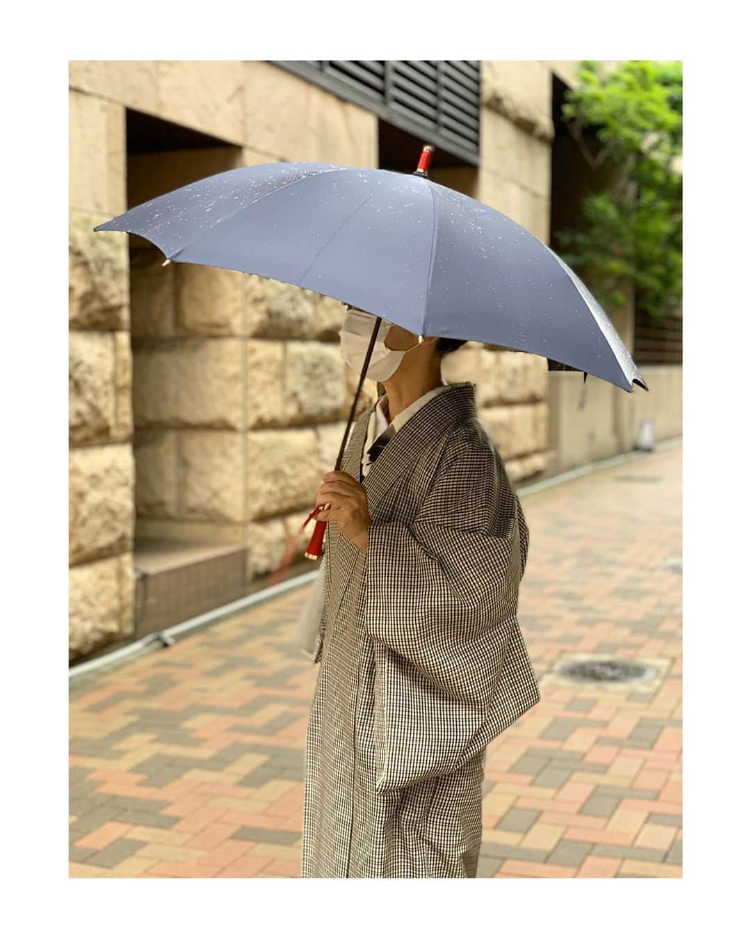 山崎陽子さんのインスタグラム写真 - (山崎陽子Instagram)「梅雨前線。 雨の外出、新しい傘がうれしい☔︎ #雨の日の着物 #雨コート#シースルーコート #あら船  #foxumbrellas #こまもの玖」7月9日 12時47分 - yhyamasaki