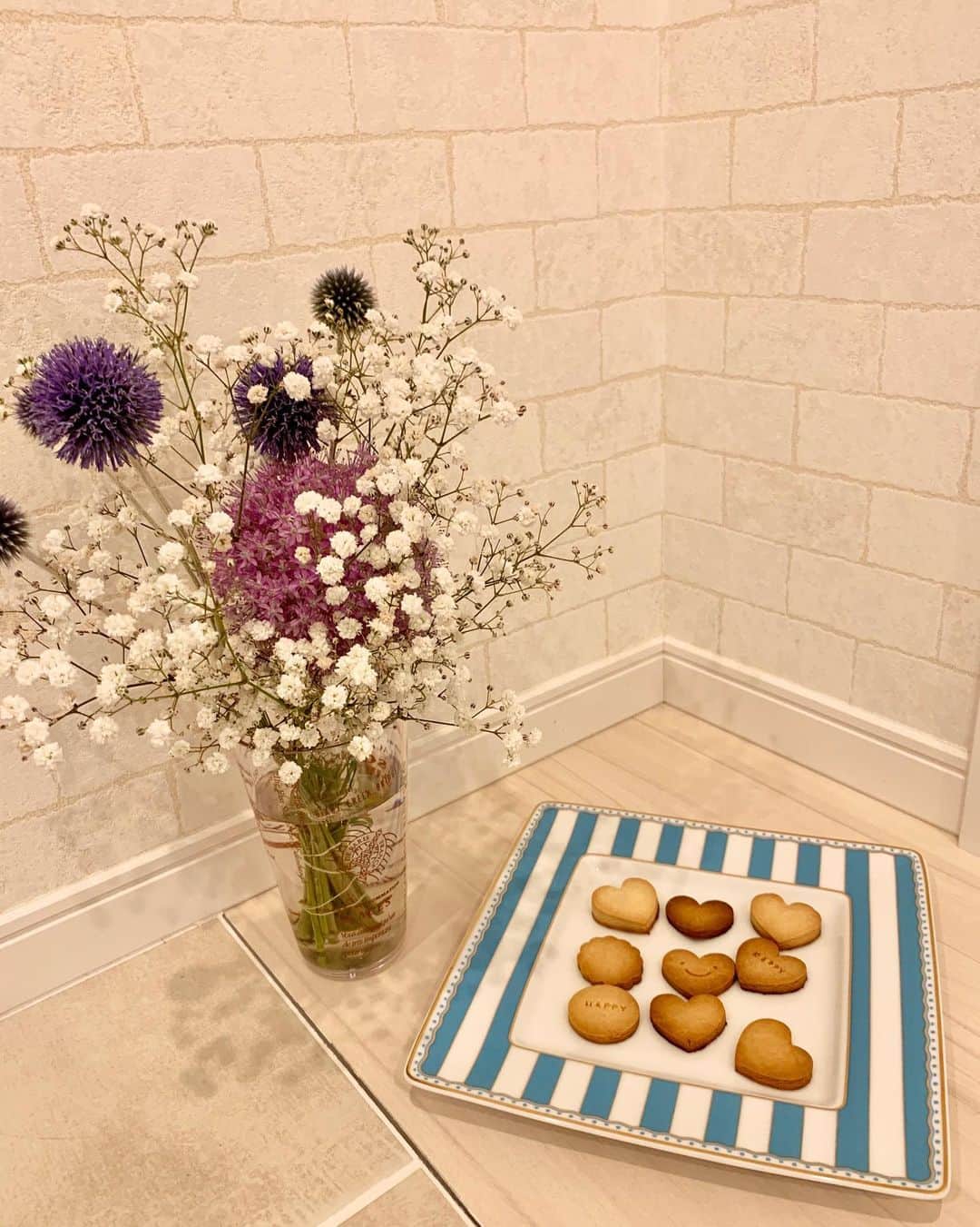 金子実加さんのインスタグラム写真 - (金子実加Instagram)「クッキーを作って友達にシェアしようとしたけど、 結果全部食べてしまった🤭 私って、食いしん坊🍪💧 砂糖もバターも使ってないので、健康的で美味しいクッキーが出来た✨✨ 小麦粉を変えれば、グルテンフリークッキーも出来そう🥺 研究しよっ🥰🧡」7月9日 12時52分 - kanekomika0127