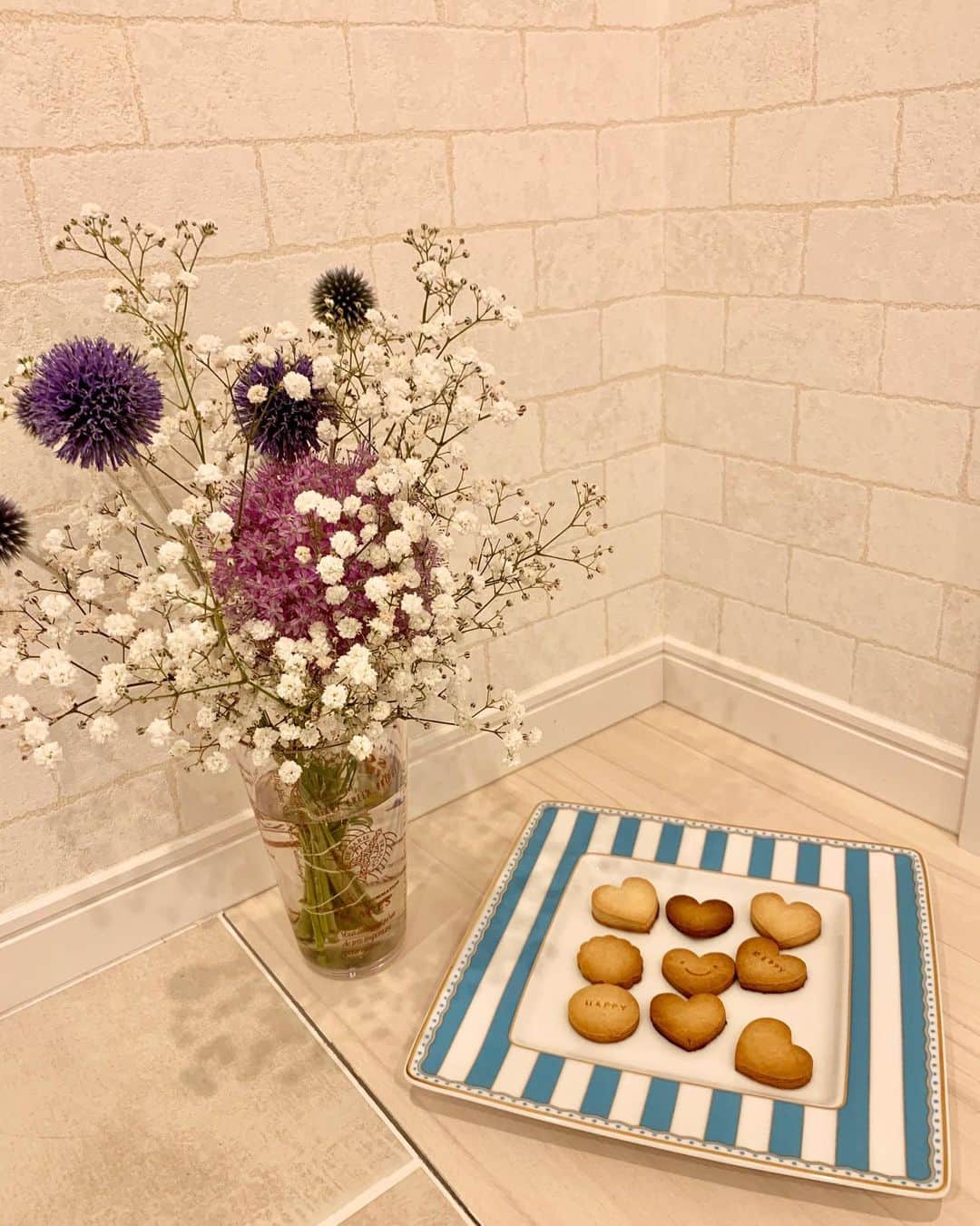 金子実加のインスタグラム：「クッキーを作って友達にシェアしようとしたけど、 結果全部食べてしまった🤭 私って、食いしん坊🍪💧 砂糖もバターも使ってないので、健康的で美味しいクッキーが出来た✨✨ 小麦粉を変えれば、グルテンフリークッキーも出来そう🥺 研究しよっ🥰🧡」