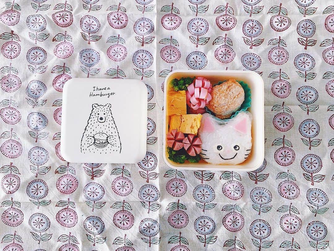 kinaxのインスタグラム：「. good afternoon(๑′ᴗ‵๑)☀in Japan, and good morning, good evening, good night for world friends! . 今日も風が強いよ🍃 来週も梅雨空が続くみたいだけど 豪雨被害がこれ以上広がらずに収まりますように… . . 今日の #kinaxおべんと は以前コメントで アイデアをいただいた #ノンタン 目が小さすぎたんだけど 切り直す時間がなくて まあいっか！と乗せたら 目がしょぼしょぼだしチーズまで溶けて 気持ち悪くなった(´Д` )‼︎笑 . ちょっと変なお顔だけど 気にせず食べてきてくれたらいいなぁʕ •́؈•̀ ₎笑 . . 話は変わって 今日の #手仕事 はちびっこ姉さんが好きな らっきょう🧄←似てるから許して笑 . . たくさんあるから甘酢漬けと塩漬けと 醤油漬けにしようかなʕ •́؈•̀ ₎ . . まだ半分残ってるので、 目が痛くてしょぼしょぼだけど がんばりまーす😂 . みんなも素敵な1日を♡ . #kinaxfood #親バカ部 #園児弁当 #らっきょう #らっきょう仕事 #目が滲みる 2020/07/09」