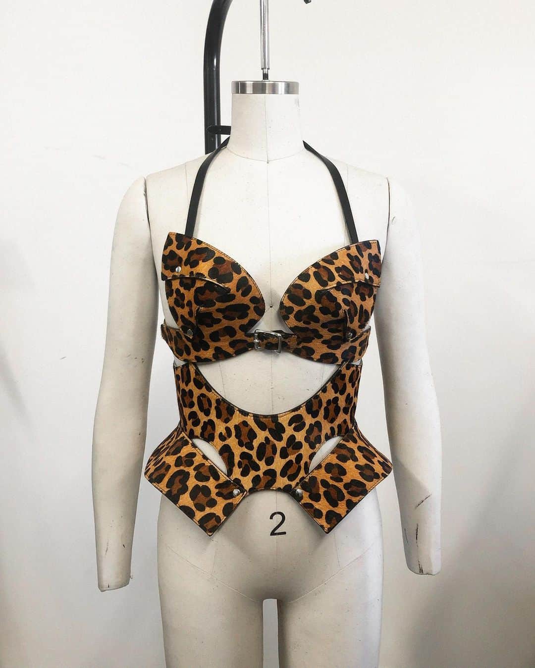 ZANA BAYNEさんのインスタグラム写真 - (ZANA BAYNEInstagram)「A leopard can change its spots 🌹 Introducing our new Leopard Print pony hair leather」7月9日 13時03分 - zanabayne