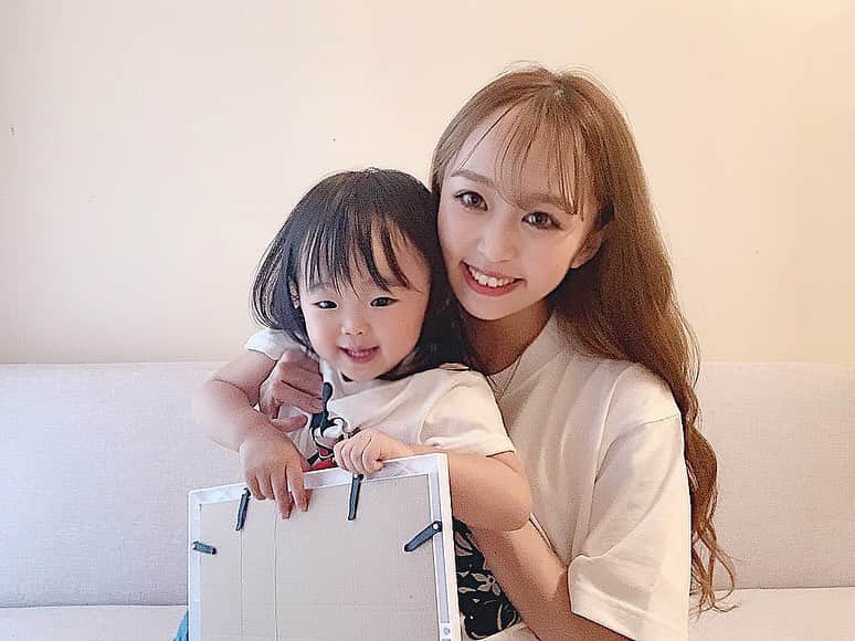 さっぴちゃんのインスタグラム：「... . 昨日は1歳半検診でした👧🏼🎀 . コロナで中止になったから、1歳9ヶ月だけど 身長も体重も平均ど真ん中で、歯科検診も何も 問題なく一安心🦷⁎⁎ . そして案の定、あかりは楽しかったらしく 同じタイミングで来てた他の子ども達の元へ 走って行っては話しかけて回ってました🤣♡ . 泣いてる子がいたら駆け寄って頭をよしよし してあげてたり、急にお姉さんし始めて これから弟ができる準備をしてるのかな☺️？と 嬉しくなったよ🥺♡もうね、泣けちゃうわよ。 . 保育園へ行く予定はないけど、お外に出たら いつもすぐお友達作りに行って、頼もしいわ💪 . にこにこ元気で☺︎❤︎ 大人も子どもも関係なく とにかく人が大好きな、今のまま大きくなって くれたら嬉しいな〜(ˊᵕˋ⑅)♡♡♡ . 毎日可愛くて愛くるしくてアホ丸出しな あかりが、とんでもなく大好きだよ〜👧🏼🎀 . #家だと怪獣 #もはやモンスター育ててまっせ . . ………………………………(♡)……………………………… .」