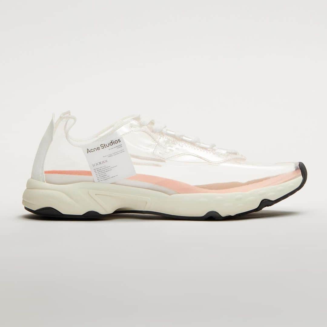 HYPEBEASTさんのインスタグラム写真 - (HYPEBEASTInstagram)「@hypebeastkicks: @acnestudios has enlisted @bradhall_shoes to showcase a new transparent version of its vintage running-inspired N3W sneaker. It features an upper that is completely see-through, revealing nothing but the brand’s signature pink-and-black branded insoles, a product tag on the inside, white laces and transparent stitching. Finishing off the design is a lightweight rubber sole unit that sports angular ridges on the midsole. Head to the link in our bio to watch Brad Hall’s review of the shoe. It’s set to release at Acne Studios’ website and stores on July 9.⁠⠀ Photo: Acne Studios」7月9日 13時21分 - hypebeast