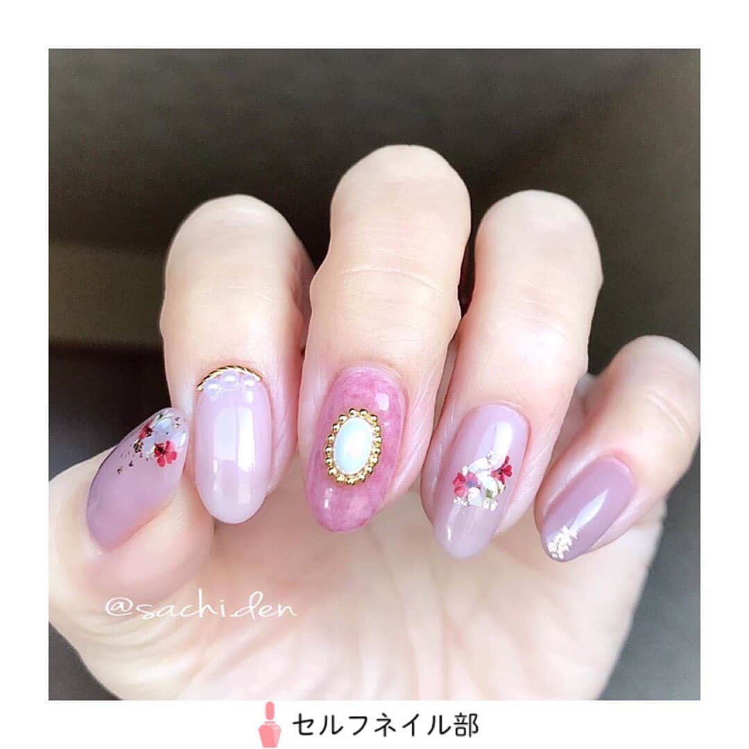 セルフネイル部 公式アカウントのインスタグラム：「(@sachi.den)さんの、 「押し花ネイル🌸🐝⋆゜」を紹介します💅 . ✽やり方✽ ①全ての爪にベース、ピールオフベース、ウィークリージェルClearを塗布する。 ②親指、小指、薄く3度塗りし親指には押し花、シェル、金箔を小指には金箔を乗せる。 ③人差し指、薬指、薄く3度塗りし人差し指にはカーブパーツとパールを薬指には押し花、シェル、金箔を乗せる。 ④中指、ウィークリージェルのNE-76を1度塗りしファブリックジェルC-718を3度塗りモヘヤ部分薄いところに爪楊枝でモヘヤを乗せオーバルパールとブリオンを乗せる。 ⑤全ての爪にウィークリージェルClearを1度塗りしソルースジェルのベース＆トップジェルを1度塗りし完成。 ※ソルースジェルのベース＆トップジェルは未硬化ジェルが出るのでエタノールでキュッキュッと音が鳴るまで必ず拭き取って下さい。 . ✽使う物✽ «ウィークリージェル» ･NE-33 Rosybrown(親指 小指) ･NE-65 Cool Lady(人差し指 薬指) ･NE-76 White Clouds(中指) ･WG-0 Clear «M-GEL» -ファブリックジェル- ･C-718(中指) «ベース» ･OPI  ENVY ･HOMEIピールオフベースコート «トップジェル» ･SoLusGelベース＆トップジェル ※Luluクリアハードジェル(パーツ固定に使用) «パーツ» 〜オールザットネイル〜 ･プレミアムシェルシリーズ03 ･ハーフパールセット_ホワイト ･オーバルパールシリーズ02 ･NEWホイル6種セット ･メタルパーツセット_14 -SHAREYDVA- ･カーブパーツ «押し花» 〜S♡Mint〜 ･B-1(白色) ･B-17(赤色) . ✽ポイント✽ 大きめパーツ、ブリオンはウィークリージェルClearだと流れやすいのでハードジェル(硬め)を使うと流れることなく上手く乗せる事が出来ます。 . 《セルフネイル部プロデューサー高橋からのコメント💅》 色合いがまず可愛くて目が止まりますね👀❤︎押し花の相性がよく、すてきデザインです💅」