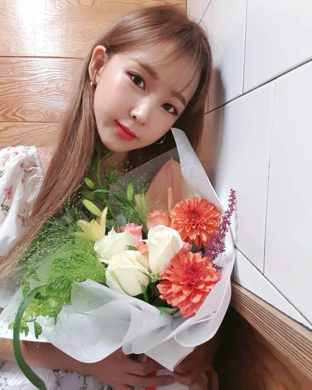 ウェイ のインスタグラム：「곧 생일이라고 #치카이치코 에서 선물을 잔뜩..💗 심지어 꽃은 저만을 위해 제작하셨대요. 어뜩해 너무 예뽀 💐🌸🌻🌼💮 꽃 저 같나요???🙈 @chicaychico_official」