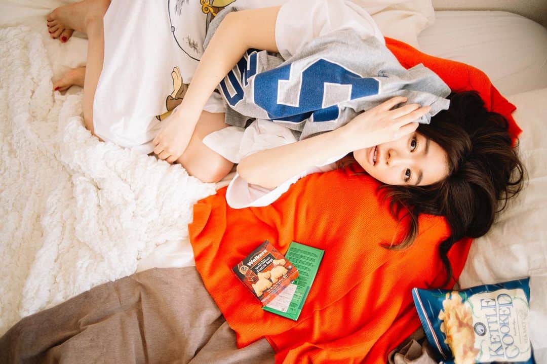 花盛友里のインスタグラム：「Shooting for @asako_rakuda  あさこちゃんのニューアルバムの撮影させていただきました。 もう可愛すぎて！お気に入りの、写真が多すぎてみんなに見てもらいたいっ。 CDを買わない時代だけどもそんな時だからこそ手にとってもらいたいな♡ 写真集のようなCDだよー！」