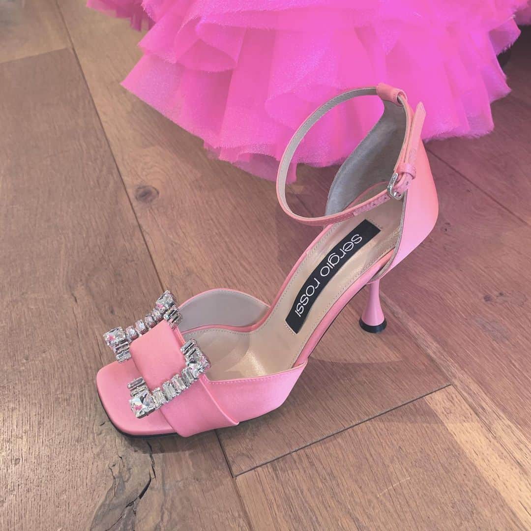 岸本佳子さんのインスタグラム写真 - (岸本佳子Instagram)「セルジオロッシの新シリーズ『アワーグラス』に注目。ヒールの形が『砂時計』シェイプだから👠 エレガンスなピンクが私のオススメです💗ジーンズの足もとにいかがでしょうか👙🦄🌸🌈🍬🔮🎀  #sergiorossi #shoes #style #pink #2020aw #editorspick」7月9日 13時31分 - yoshico_kishimoto