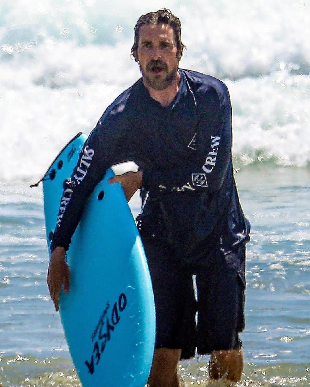 Just Jaredさんのインスタグラム写真 - (Just JaredInstagram)「Christian Bale does some body-boarding during his day at the beach! #ChristianBale Photos: Backgrid」7月9日 13時43分 - justjared
