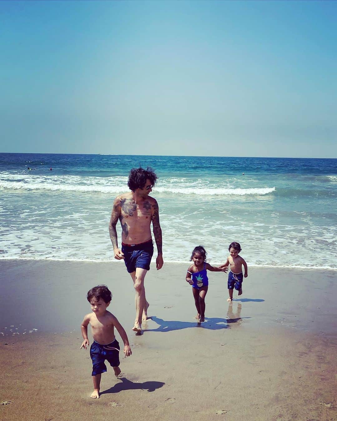 サニー・レオーネさんのインスタグラム写真 - (サニー・レオーネInstagram)「At the beach with my man @dirrty99 and our little nuggets!!」7月9日 13時55分 - sunnyleone
