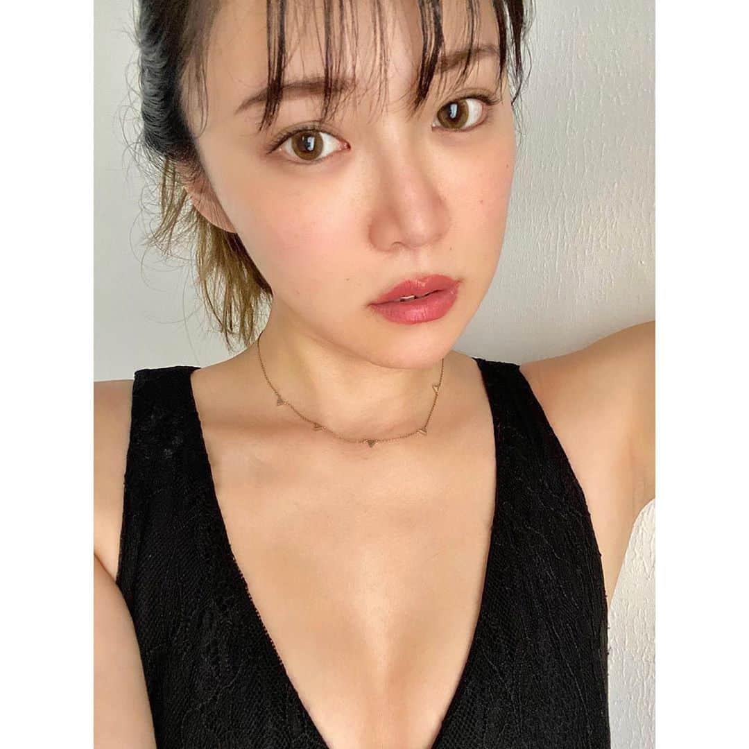DJ mariennuのインスタグラム：「久しぶりのまつげパーマ👀凄く綺麗に上げてもらいました😍 1枚目、マスカラ無しよ♬2枚目はiPhoneカメラの加工なし！まつげ良きでしょ👀1番最後にお店のQRコード画像あります😊 マツエク卒業してからパーマもずっとかけてなかったけど、梅雨はビューラーでは睫毛が下がってきてしまう!ピンチ!!!という事で地元からすぐの  @cilva.eye さんへ❤️ 21時までやってるから助かります✌️ 予約の際にマリエンヌのインスタを見たって伝えてもらえると３つの中から好きな特典を選べるよ💕  ①どの毛質も追加料金なし！ 通常は別料金がかかる特殊な軽い毛質（フラットラッシュ）や最新のLカール、透明感の出るブラウンカラーや可愛いカラーも、全てセーブルの値段でお試しできます😊 ※店舗により異なります。  ②アイシャンプー まつ毛と毛穴を洗浄してくれて持ちが良くなる＆新しいまつ毛も生えやすくなるよ😊  ③ミニブラシプレゼント 私も頂いたんだけど持ち運べて使いやすいブラシ😊助かる〜♬ 是非お近くの方は特典使ってみてね♬ ・ ・ ・ #マツエク　#まつげパーマ　#マツエクCiLvA #マツエクシルヴァ　#pr」