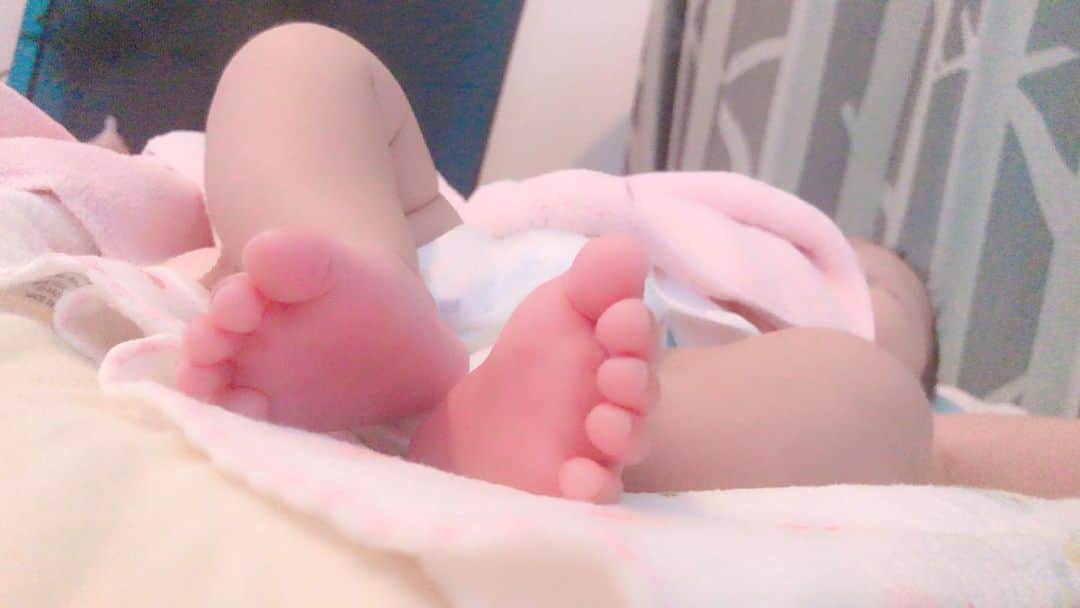 荒浪和沙のインスタグラム：「赤ちゃんの足の裏 ・ ・ #生後2ヶ月 #生後2ヶ月女の子 #赤ちゃんのいる生活 #赤ちゃんと犬 #新米ママ #新米パパ」