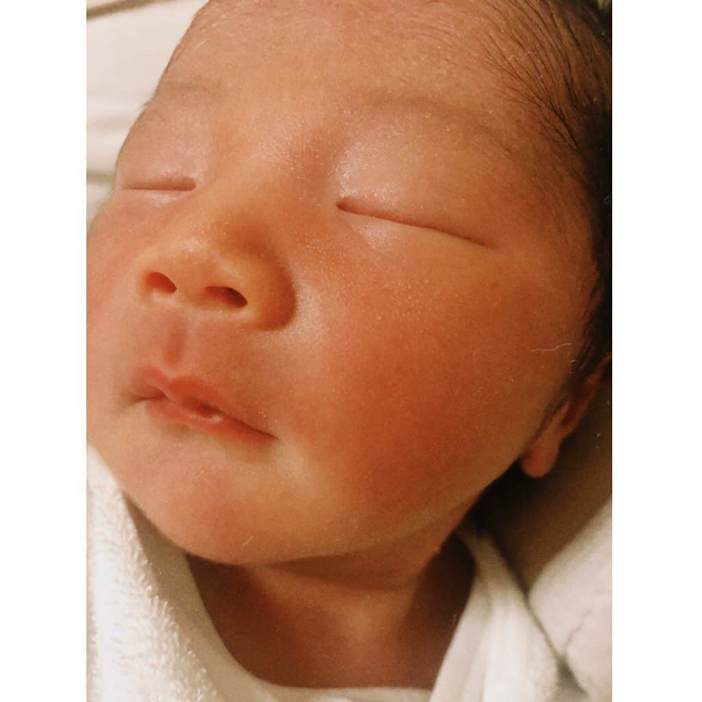 野尻美穂のインスタグラム：「やっとまともに息が出来るようになったので😌💭 7/7 12:11 3364gの女の子🕊 ついこの前までお腹に居たとは思えない不思議な感覚がまだまだ続いてますが、ゆっくり私たちなりに頑張っていこうと思います🦔🦔🦔 名前は「ひなた」です😌  #0707 #babygirl #帝王切開 #とにかくお腹の傷の痛みとの闘い #お肌すべんすべん #旦那さんまだ抱っこ出来ず🥺💭 #ひなたん通信」
