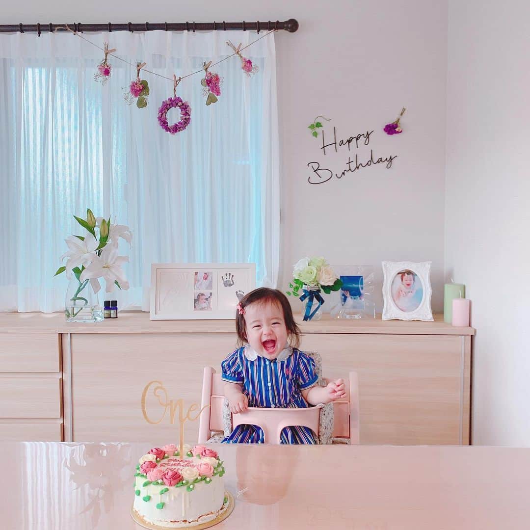 しほの涼のインスタグラム：「🍬☁️🍬ℍ𝕒𝕡𝕡𝕪 1st 𝔹𝕚𝕣𝕥𝕙𝕕𝕒𝕪🍬☁️🍬 1年前の19:01に産まれてきた娘🎂 #dolcemaririsa のフラワーケーキでお祝い🎀 1年前に産まれたのかぁ。 何だかもっと長く一緒にいるような気がする😌💕 1歳も沢山笑って過ごしてね😌 #一歳　#一歳誕生日 #1歳誕生日 #1歳バースデー #1歳女の子 #7月9日生まれ　#7月9日産まれ　#赤ちゃんのいる生活 #赤ちゃんのいる暮らし #赤ちゃん」