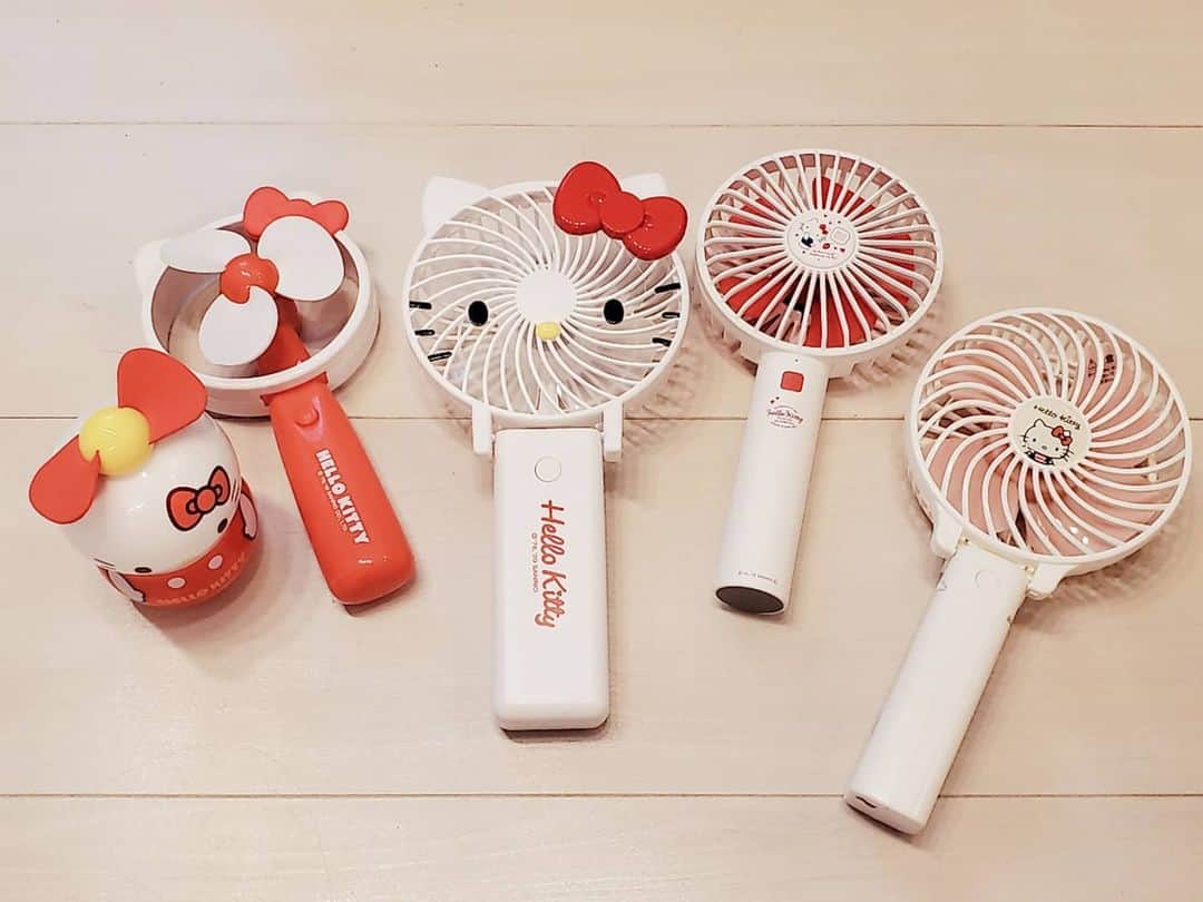 のインスタグラム：「もはや夏本番ですね🌴 #ハンディファン 気合入れすぎて、気づいたら5つもありました（笑）。  Hot summer is coming soon, isn't it? Oh my, I've bought FIVE #HelloKitty handheld fans so far LOL  #ハローキティ #サンリオ #キティラー #キティ活 #ピューロアンバサダー #ハロスイアンバサダー #Sanrio #HelloKittyLover」