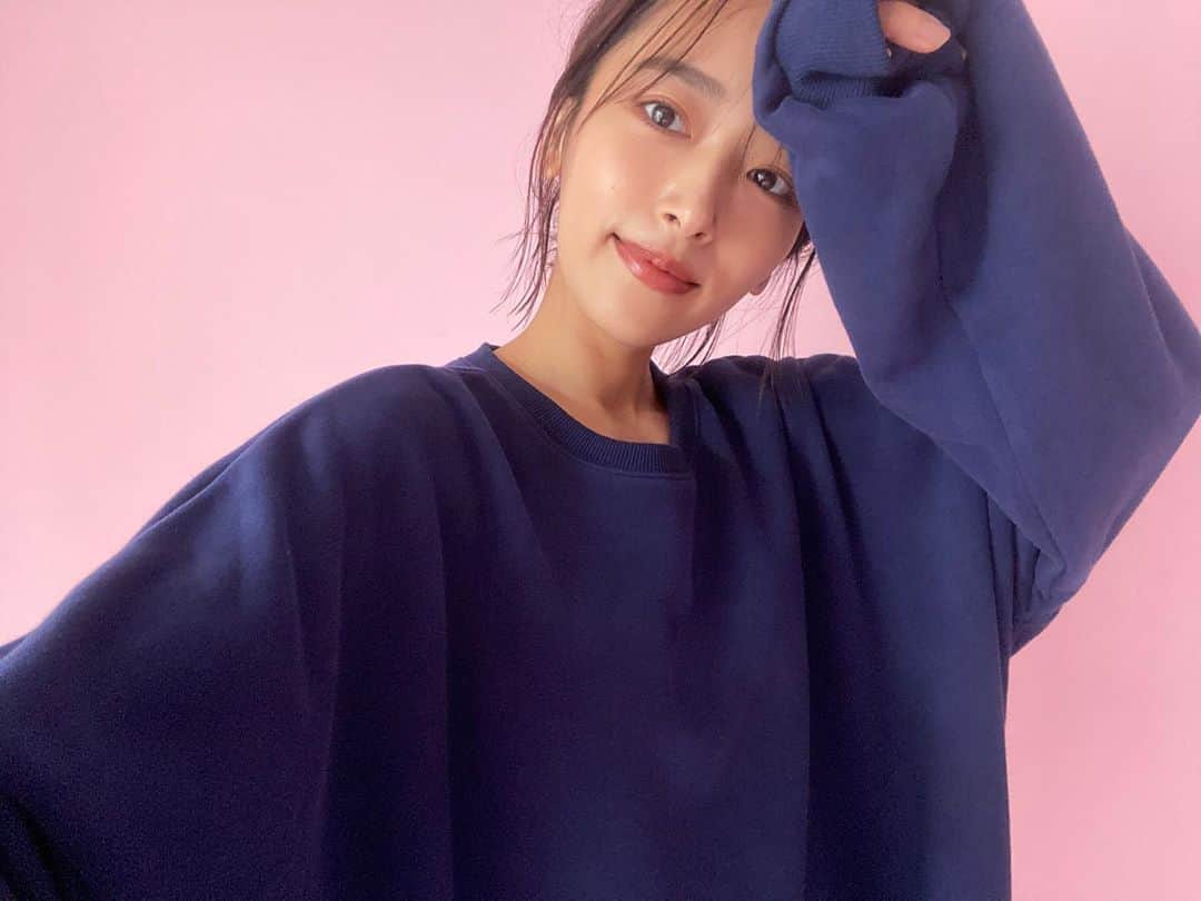 近藤千尋のインスタグラム：「今日はもう冬服の撮影です⛄️ いつものスタッフさん達と 除菌しながらの撮影です。。❗️📸 ヘアメイクさんに ツヤ肌にしてもらいました🥺✨」