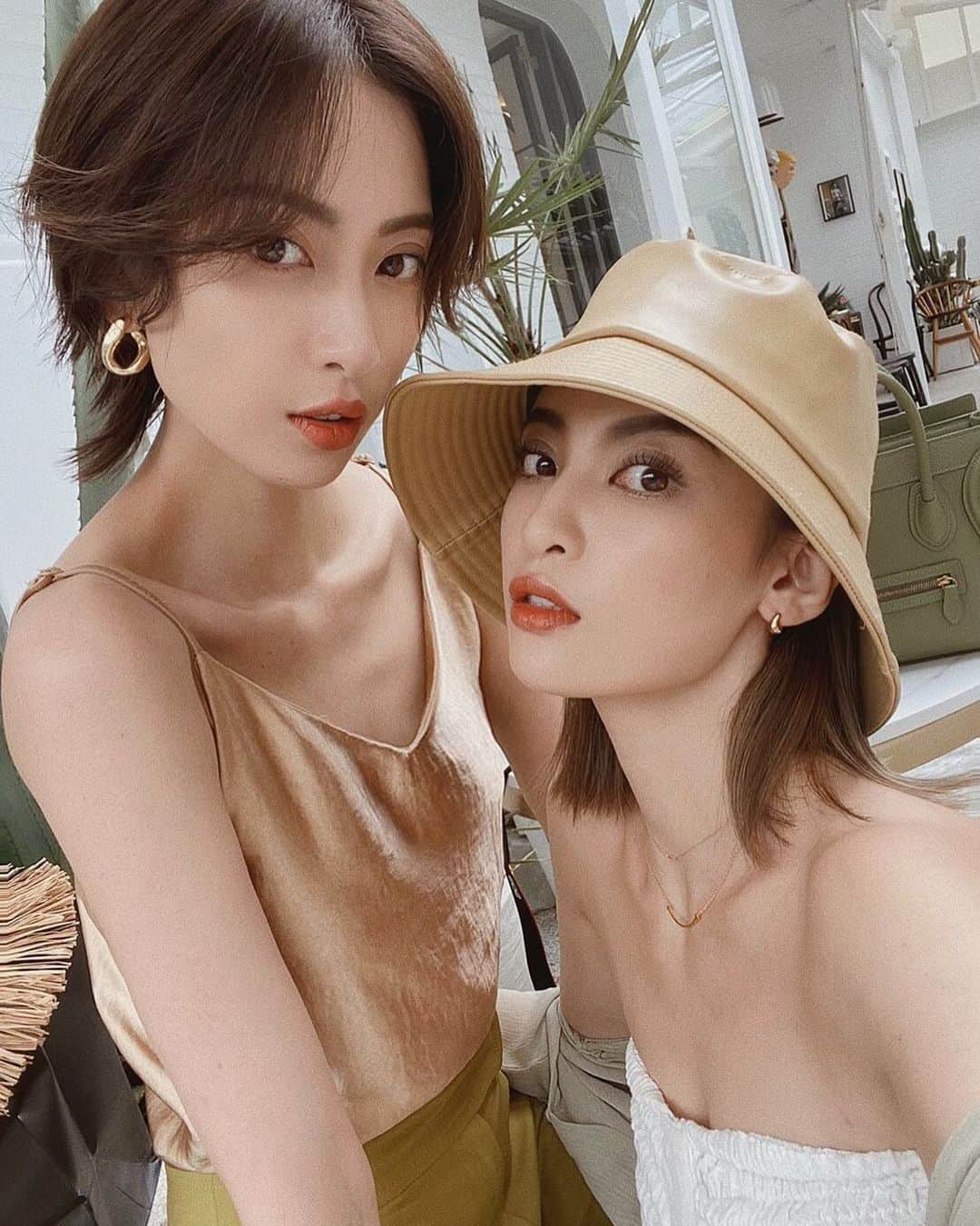ソンイのインスタグラム：「双子姉妹🍒 久々に会えたからアプリで盛ってパシャリ👽」