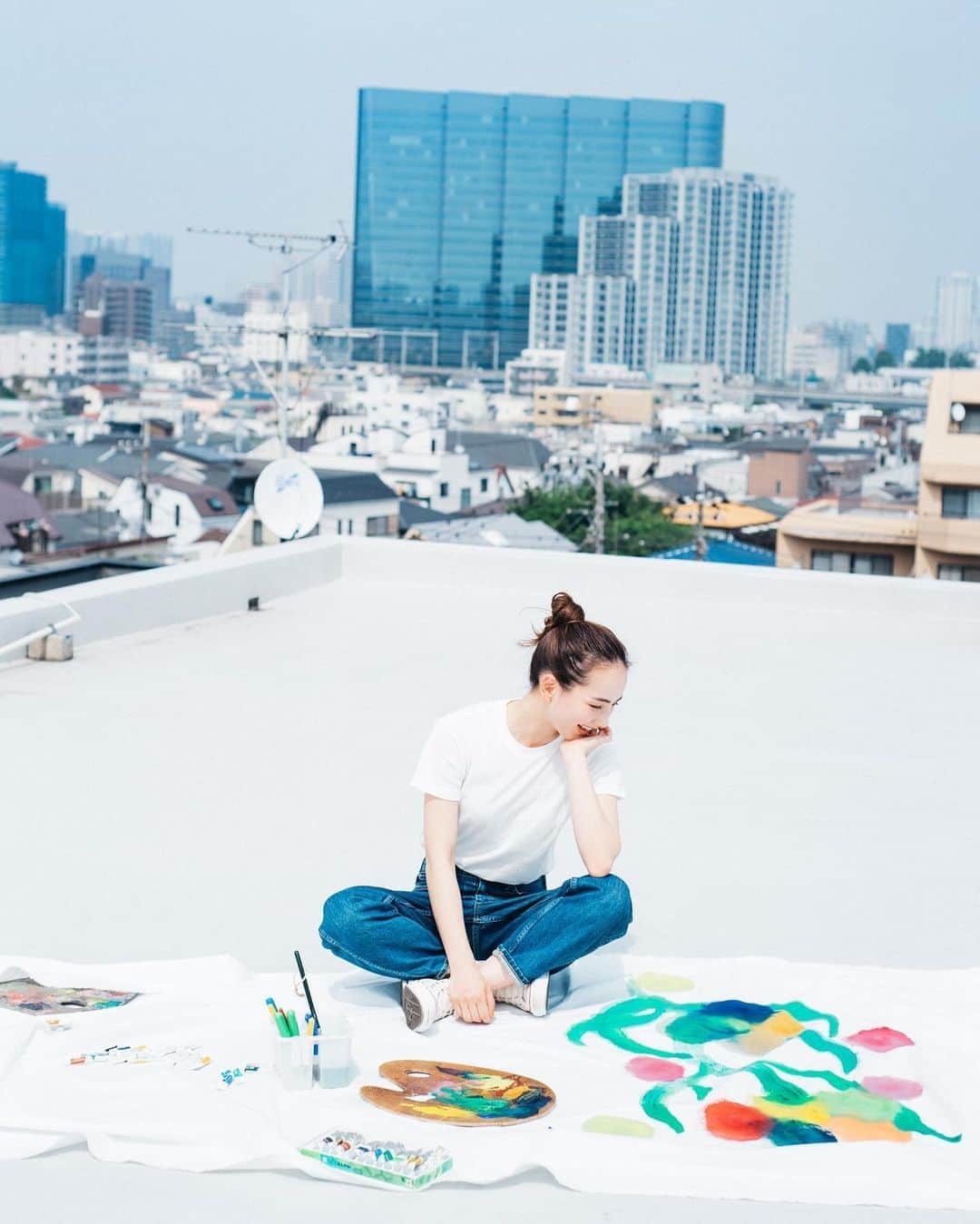 花盛友里のインスタグラム：「Shooting for @veryweb.jp   ベリーの撮影は楽しい上に見本誌が届いたら隅から隅まで読んじゃうくらい勉強になる、、。 今月号もすんごく おもしろかったー！  辻元舞ちゃん可愛さはもちろんのこと、頑張り屋さんで毎回尊敬の嵐！」