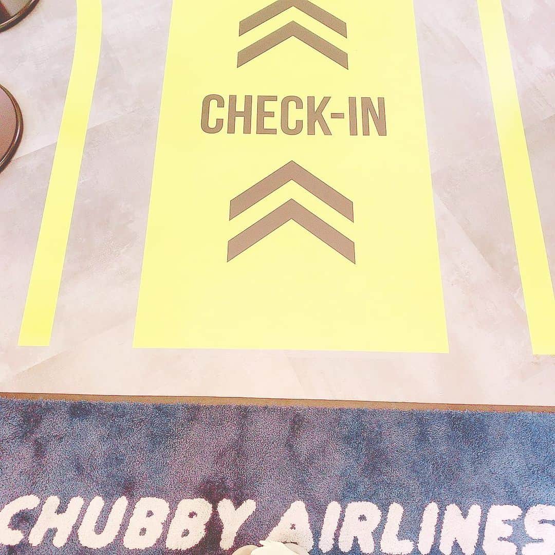 早川愛さんのインスタグラム写真 - (早川愛Instagram)「🛫💛﻿ ﻿ 今日から搭乗開始🎶﻿ CHUBBY AIRLINES @chubbyairlines で﻿ もぐもぐ旅行〜😋💛💛💛﻿ ﻿ ﻿ 旅のお供は、﻿ 無限チキンと無限ポテト🍗🍟💛﻿ ﻿ ポテトのフレーバーは8種類あって﻿ 私はトリュフにしたよ。﻿ ﻿ 揚げたてあつあつサクサクの15cmチキンもロングポテトも﻿ 意外にあっさりしていて﻿ ぱくぱく食べてしまいました😋😋﻿ ﻿ ﻿ yummy...💛💛💛﻿ ﻿ ﻿ ﻿ ﻿ ﻿ #かわいいは高カロリー﻿ #チャビーエアライン﻿ #無限チキン﻿ #イクスピアリ﻿ #舞浜﻿ #舞浜カフェ﻿ #舞浜グルメ﻿ #CHUBBYAIRLINES﻿ #CAL﻿ #PR﻿ ﻿」7月9日 14時25分 - megumegu_1006