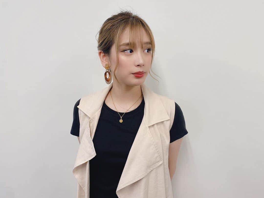 acaneのインスタグラム：「・ 昨日のナイトヨガ 2020の YouTube生配信ライブ 見てくれたかな〜〜？？？ まだ観れるのであかねのストーリーから 飛べるようにしてるので、 ぜひYouTube覗いてみてね❤︎ ・ ・ 今回ヘアメイクに りのちゃん @fi_ne.rino が 入ってくれました🥰❤️ エクステつけてもらってから 仲良くしてくれてて、 今回もかわいくしてくれた🥺❤️ んもーーー、、 ほんとありがとう😭✨ ・ Fi-ne原宿店で、 《acaneのインスタ見た》で カット・カラー・トリートメントを りのちゃんが 1万円でしてくれるみたい！！！ 皆様いくべし🌈🌈🌈🌈 →→→ @fi_ne_harajuku ほんっとにいい子やから！！ ・ りのちゃーん またかわいくしてね😚✨」