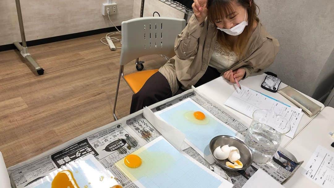 東京ベルエポック製菓調理専門学校さんのインスタグラム写真 - (東京ベルエポック製菓調理専門学校Instagram)「1週間も折り返しですね！☺️ 2年生はマジパン1人1作品完成しました！✨ 1年生の座学授業では卵の実験！🥚 3か月前の卵と1か月前の卵と最新の卵を割ってみました！🐤 全然違いますねぇ…😲 衛生的に作業することも大事ですが、安全な材料を使うことも大事ですね🥺 #東京ベルエポック製菓調理専門学校 #マジパン #細工 #卵 #腐敗 #実験 #食品衛生学 #パティシエ」7月9日 14時45分 - belleseika