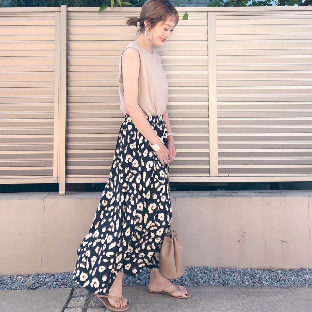 Kikuno Sayumiさんのインスタグラム写真 - (Kikuno SayumiInstagram)「〻leopard skirt〻 ・ ・ ・ 🔍 @select.shop.jbg のレオパードスカート𓇢 色は黒だよ💡この柄オシャレだしサラッとして着やすい❕ 揺れ感もいい感じだから動画撮ってみた👌 ・ 他をベージュにしたらスカートが引き立つ🙆‍♀️ ・ ・ tops▶ @grl_official bottoms▶ @select.shop.jbg ・ ・ ・ #ファッション#コーデ#fashion#ママ#ママコーデ#プチプラコーデ#大人カジュアル#ヘアアレンジ#mineby3mootd#大人可愛い#ジユジョ#授乳コーデ#ママリファッション#ママリ#シンプルコーデ#デニムコーデ#158cm#mamagirl#locari#lucrajp#ママリ#ママリファッション#GRL#グレイル」7月9日 14時46分 - sayumikikuno