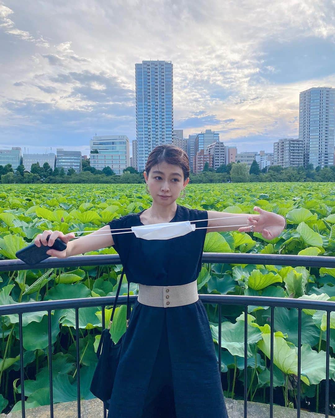 木野園子のインスタグラム：「毎日、不安な日々が続きますね。 マスクを外してみんなでわいわいしたりお出掛けしたい‼️それまで、まだみんなで頑張らなければ。️ マスクしてても気分を上げたくてリップつけてたりもするのだけどこの日はノーリップで顔色悪め💄（リップ大切💋） 蓮はまだ蕾でした💠」