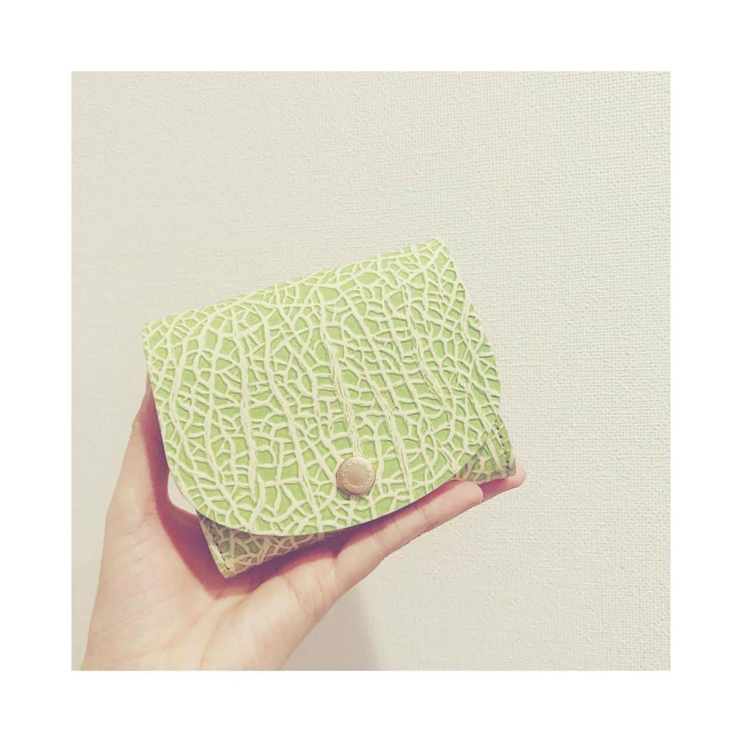 高井つき奈のインスタグラム：「🍈が好きなのでお財布も🍈」