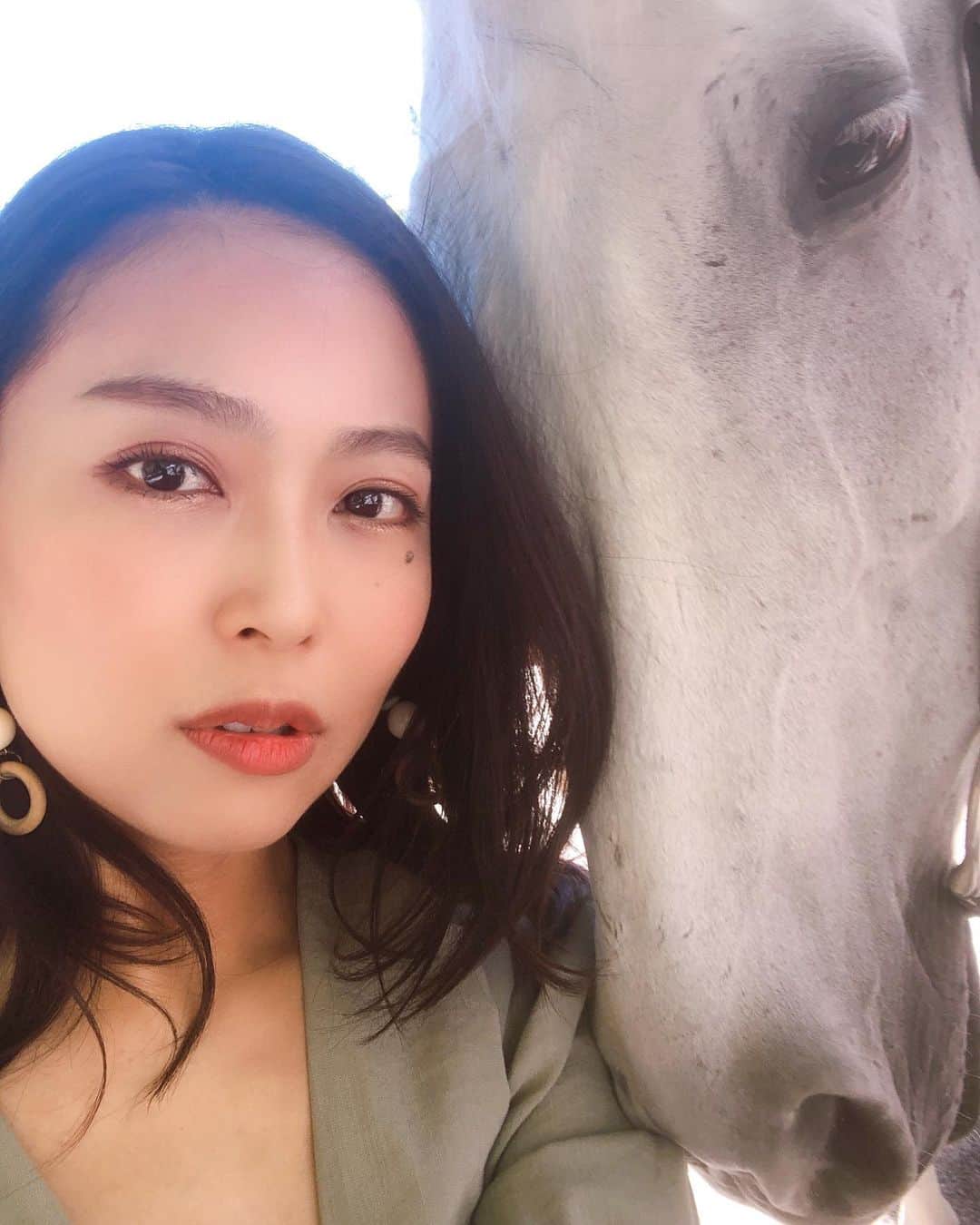 齊藤このみさんのインスタグラム写真 - (齊藤このみInstagram)「こんなに白馬と友達になれることある！？？！！！？？🐴❤️😂😂😂  幸せすぎたロケなんだけどー！！！ テンションぶち上げ！ 動物大好き丸❤️❤️❤️  #牧歌の里#くすぐる#テレビ愛知#土曜#11時から#観てね！」7月9日 15時01分 - konosuke1006