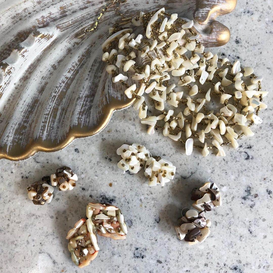 NUTTY Vintage&Collectibleのインスタグラム：「🐚NEW ARRIVAL🐚 ㅤㅤㅤㅤㅤㅤㅤㅤㅤㅤㅤㅤㅤ ☑︎vintage shell design earrings&necklace ㅤㅤㅤㅤㅤㅤㅤㅤㅤㅤㅤㅤㅤ つるっと輝きを放つシェルのヴィンテージジュエリー💎 なんとも言い表せられない絶妙な色合いは、コーディネートに控えめに彩りを添えます。 まだ涼しい日もあるいまの時期、夏のお洒落はアクセサリーからも取り入れられます🐚 ㅤㅤㅤㅤㅤㅤㅤㅤㅤㅤㅤㅤㅤ ＊ONLINE STOREにてお買い求めいただけます＊ ㅤㅤㅤㅤㅤㅤㅤㅤㅤㅤㅤㅤㅤ ------------------------------------- 🛍NUTTY通販について🛍 ------------------------------------- ◎掲載商品は全て通販可能となっておりますので、詳細はDMにてお気軽にお問い合わせくださいませ。また、ONLINE STOREに随時商品を掲載しております。商品詳細も記載しておりますので、是非ご利用くださいませ。 🔎 http://nutty.theshop.jp/ （ プロフィールページURLよりjump🕊） ㅤㅤㅤㅤㅤㅤㅤㅤㅤㅤㅤㅤㅤ ◎ご自宅でもお買い物をお楽しみいただけるVIDEO CHAT SHOPPING📺テレビ電話をお繋ぎして、リアルタイムでご案内いたします。詳細は過去の投稿をご覧ください。」