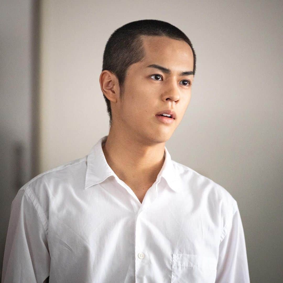 奥野壮のインスタグラム：「映画「灰色の壁〜歯車〜」 で主人公の吉田正樹を演じさせていただきます。  強く、繊細に吉田正樹を演じることができればと思っております。  来春公開予定ですので楽しみに待っていて下さい。」