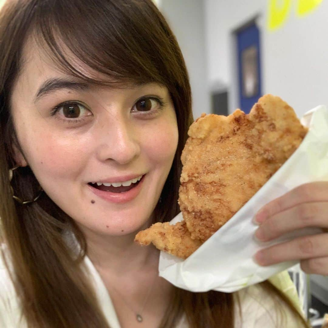 奥山夏織さんのインスタグラム写真 - (奥山夏織Instagram)「15センチ級の#ビッグチキン ❣️顔くらいの大きさ💓韓国ドラマの見過ぎでチキンが食べたかったので嬉しい😂💓 ・ このチキンが食べれるのは#イクスピアリ に今日からオープンした『#CHUBBYAIRLINES 』です🍗 ・ #かわいいは高カロリー という納得できる(笑)コンセプトにしたファストフード店💓 “かわいいもおいしいも諦められない！”というコンセプトで航空会社をテーマにしたフォトジェニックな店内で満足度の高いボリューミーフードが食べれます😋 ・ 今回いただいた無限チキンは名前の通りこんなに大きくてもぱくぱく食べられます！食べられる理由は、パウダーが絶妙な味で何回も試作を繰り返して作ったようです❣️しょっぱいけどチキンの甘さを生かしていてペロッと平らげてしまいました💓チュロスも甘くてサクサク🤤 ・ 最近のチキン欲が解消されたと同時に大満足なご飯でした♪最近ディズニーランドが再開したので#イクスピアリ でご飯を食べる際に寄ってみてはいかがでしょうか？🙋‍♀️💓 ・・・ @chubbyairlines #かわいいは高カロリー #無限チキン #CHUBBYAIRLINES #CAL #ファーストフード店 #イクスピアリご飯 #チキン #🍗 #チキン好き集まれ #韓国ドラマ見た人はきっと食べたいに違いない」7月9日 15時29分 - okuyama_kaori