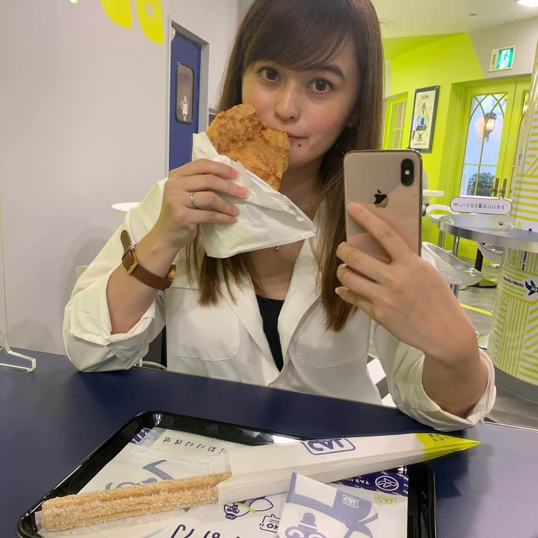奥山夏織さんのインスタグラム写真 - (奥山夏織Instagram)「15センチ級の#ビッグチキン ❣️顔くらいの大きさ💓韓国ドラマの見過ぎでチキンが食べたかったので嬉しい😂💓 ・ このチキンが食べれるのは#イクスピアリ に今日からオープンした『#CHUBBYAIRLINES 』です🍗 ・ #かわいいは高カロリー という納得できる(笑)コンセプトにしたファストフード店💓 “かわいいもおいしいも諦められない！”というコンセプトで航空会社をテーマにしたフォトジェニックな店内で満足度の高いボリューミーフードが食べれます😋 ・ 今回いただいた無限チキンは名前の通りこんなに大きくてもぱくぱく食べられます！食べられる理由は、パウダーが絶妙な味で何回も試作を繰り返して作ったようです❣️しょっぱいけどチキンの甘さを生かしていてペロッと平らげてしまいました💓チュロスも甘くてサクサク🤤 ・ 最近のチキン欲が解消されたと同時に大満足なご飯でした♪最近ディズニーランドが再開したので#イクスピアリ でご飯を食べる際に寄ってみてはいかがでしょうか？🙋‍♀️💓 ・・・ @chubbyairlines #かわいいは高カロリー #無限チキン #CHUBBYAIRLINES #CAL #ファーストフード店 #イクスピアリご飯 #チキン #🍗 #チキン好き集まれ #韓国ドラマ見た人はきっと食べたいに違いない」7月9日 15時29分 - okuyama_kaori