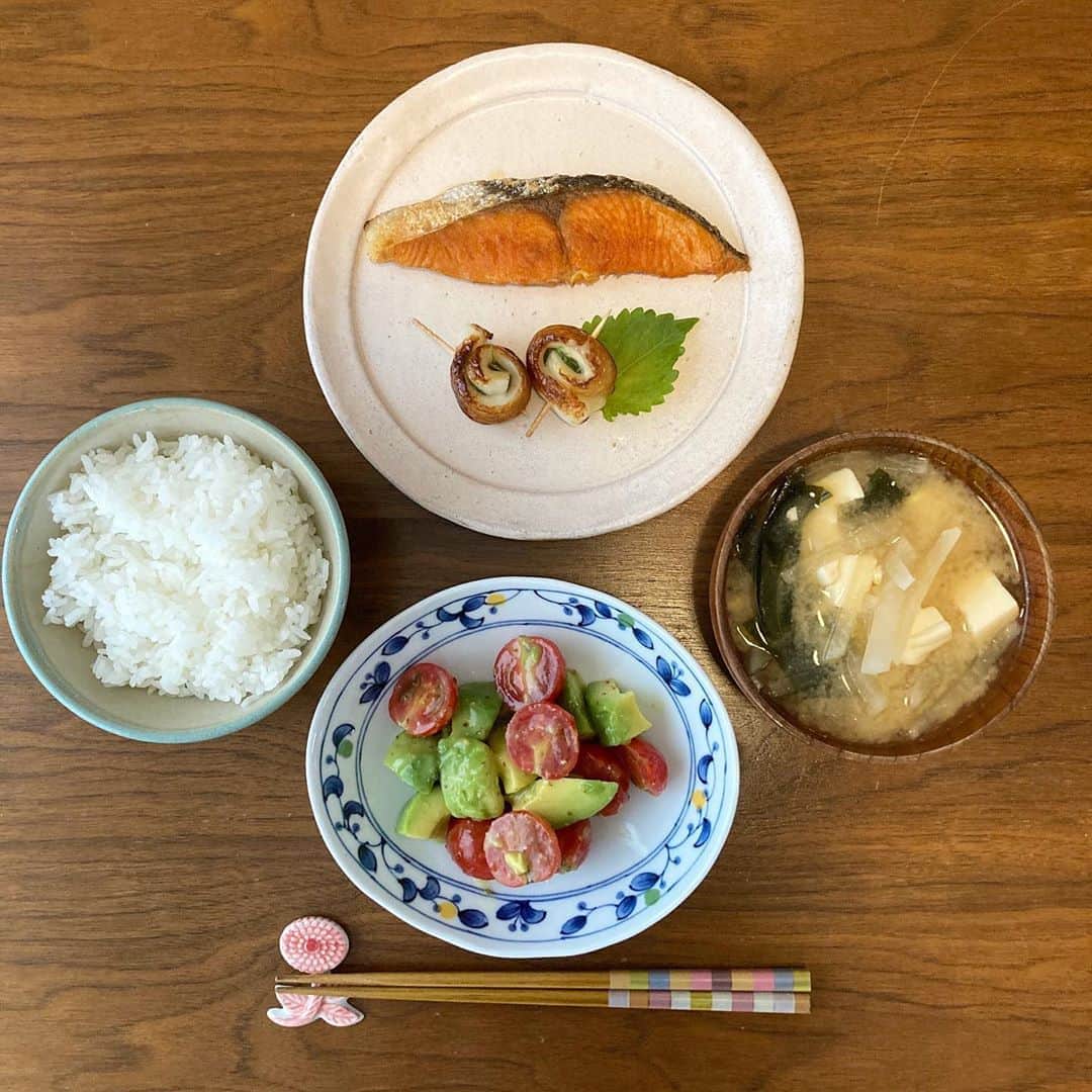 櫛引彩香のインスタグラム：「1枚目の鮭の下にあるのはちくわに大葉（栽培中）とチーズを巻いて丸めたものです。2枚目はアスパラと青森県産ホタテのソテー。ピンクのはイカのスシで、味は酸っぱい、青森県むつ市の食べ物です。 #自炊  #ビキコのごはん」