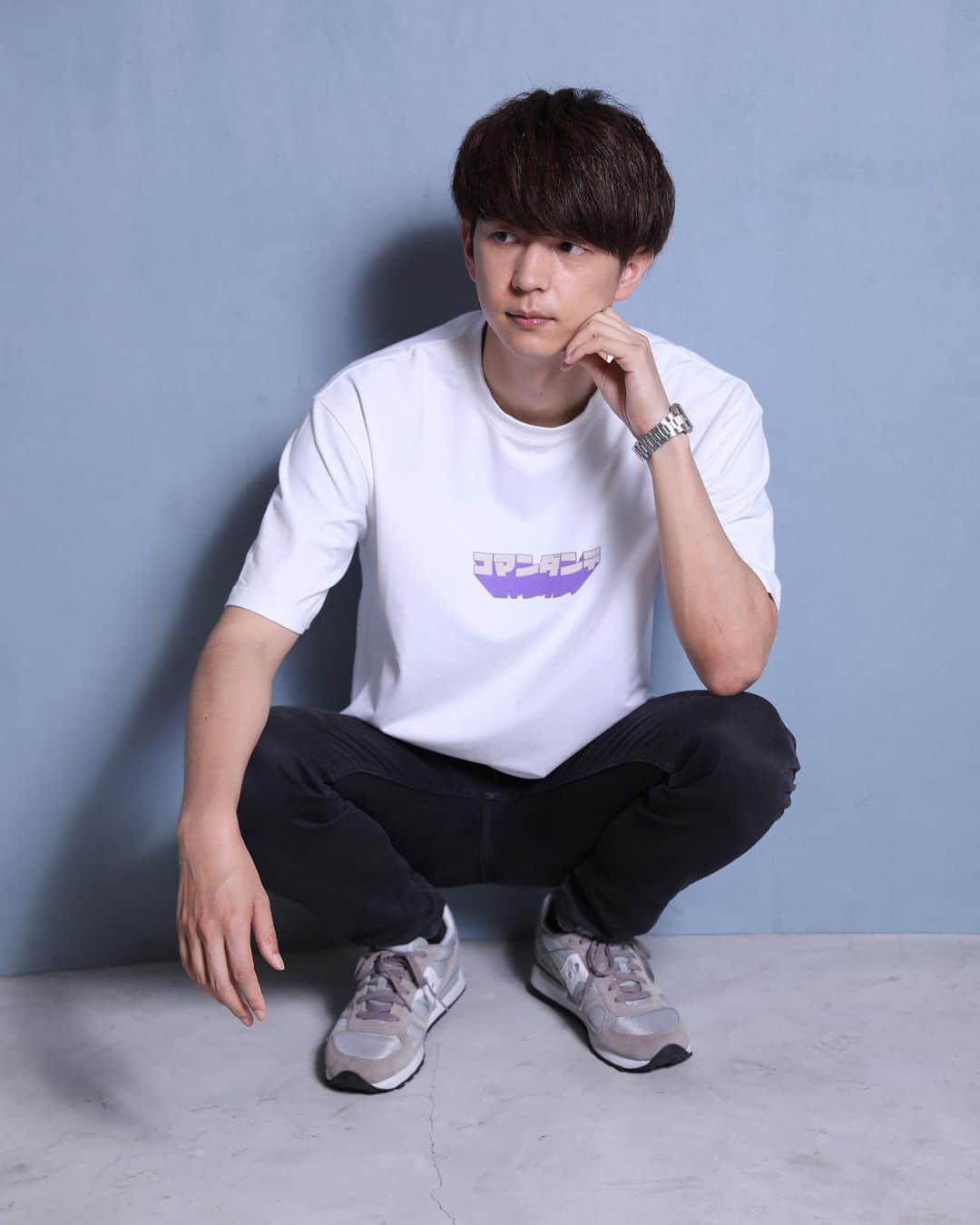 のインスタグラム：「Tシャツの第二弾です。 「コマンダンテ」カタカナロゴビッグTシャツ。 第一弾同様、ZOZOTOWNのTHE MORNING AFTERさんのページにて予約販売します。 7月13日の12時から予約販売スタートです。 前回同様「cmntma」で検索していただけるとすぐに出てきます。  第一弾、在庫なしになっていましたが、追加オーダーしてますのでそちらもよろしくお願いします。  価格やサイズ等、生地やシルエットはローマ字のと同じになります。  また、女性のサイズ感をわかっていただく為に、Sのサンプルも作ってもらっていて、女性に着てもらった写真も近いうちにアップしたいと思っています。 何卒よろしくお願いします。  #comandante #コマンダンテ」