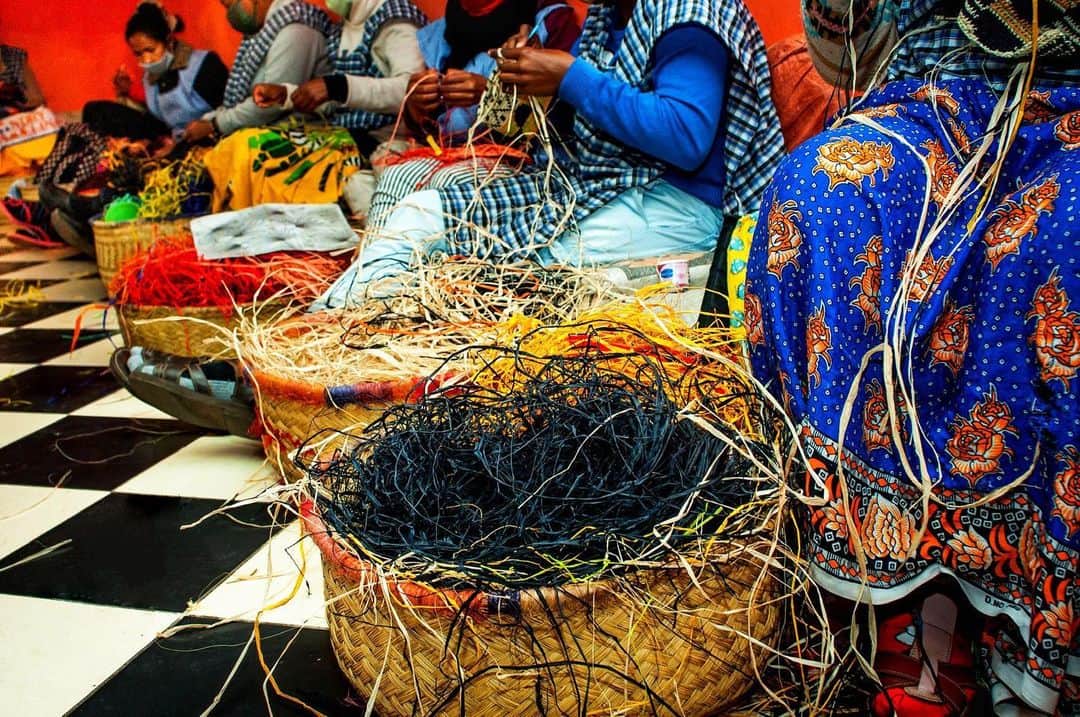 ジャマンピュエッシュのインスタグラム：「Discover the know-how of the Malagasy craftsmen creating Jamin Puech’s raffia bags, illustrated by Viviane Rakotoarivony.  With the purchase of a raffia bag before July 31, you make a donation to support Vivian’s project that helps families affected by the Covid-19.  Link in bio for more info.」