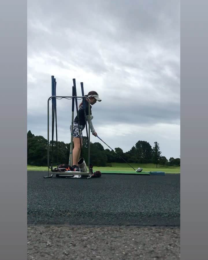 青木茉里奈のインスタグラム：「practice⛳️🍃 ラウンド後🔸 ・ ・ ・ #golf #practice」
