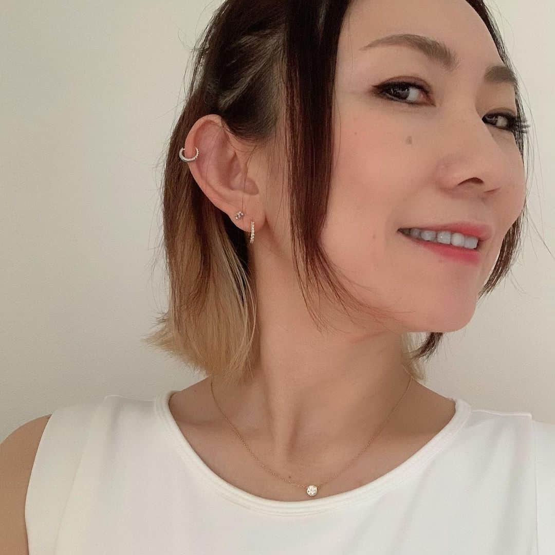 三浦加納子のインスタグラム：「首を長くしてくださったのですが、伸びたかな？笑  ドクターボディ @drbody_ebisu にて、岩井先生 @iwai7 に全身のケアしてもらいました😊  なんとなく引っかかっていた右腕がめちゃくちゃ楽になったし、他にも体の不具合をはじめ鼻筋やら前歯やら、いろいろ整いまして、 ちゃんと定期的にケアしないとだなって改めて思いました😌🙏  感謝です✨✨  #美容整体」