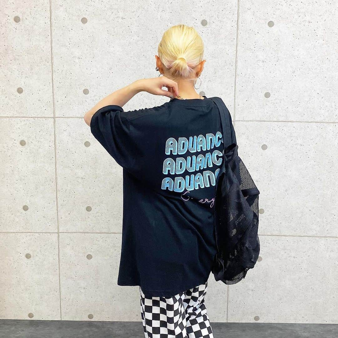 aki【EXSOME】さんのインスタグラム写真 - (aki【EXSOME】Instagram)「・ ・ 新作・再入荷発売日🎩👕👖 7月9日(thu)20:00～ ・ ・ New!! ✔ ロゴ プリント BIG 半袖 Tee 5-335  color:black/white/blue gray ・・￥2.900+tax ・ ・ オリジナルグラフィックで描き下ろした半袖Tシャツです。 フロントロゴ、バックに『ADUANCE』ロゴグラフィックをプリント。 コットン素材を使用し着心地も良く、デイリーユース（普段着）で着られるアイテムです。 旬のビックシルエットになっており、ルーズに着こなす（ストリート・韓国コーデ等）様々なスタイリングが楽しめます。 女性の方にはフレアパンツやスカートなどと合わせても可愛く着用していただけます。 男女問わずオーバーサイズコーデにピッタリな人気のユニセックスアイテムです。 ・ ・ New!! ✔シェフパンツ 13-174 ・ color:bk×wh/br ￥4.300+tax ・ ・ コーディネイトの主役になるインパクト抜群のシェフパンツです。 コックパンツとも呼ばれ、もともと現職のシェフたちが厨房で愛用していた仕事着からインスパイアされたワークウェア。 武骨になり過ぎない計算されたワイドシルエットで、動作性に優れています。 ウエストゴム、コード使い、4ポケットを採用したイージーパンツ仕様になっています。 ビッグシルエットのトップスとも相性抜群で、カジュアルからストリート、ピープスファッションなど様々なスタイリングにオススメ。 男性はもちろんメンズライクなリラックスコーデやトレンド韓国コーデが好きな女性にもオススメのユニセックスアイテム！ ✔ ・  ・ ✔ウェーブネックレス 17-76 color:silver ￥1.500+tax ・ ・ 7月9日（thu） 20時〜 新作・再入荷商品の販売です🤤 ・ ・ ・ topのURLから ご購入していただけます✈︎✈︎✈︎ ・ ・ Instagram officialと 公式LINEがあるので フォローして頂けると嬉しいです✌︎ ⬇︎ Instagram official  @exsome_official  @exsome.fam ・ ・ 公式LINE @efc0920h（アットマークから） ・ ・ 公式Twitter exsome_official ・ ・ 公式facebook exsome_official ・ ・ #exsome#エクソーム #Tee#tシャツ#夏#夏服#summer #シェフパンツ#ヒョウ柄#チェッカー」7月9日 16時05分 - exsome_official