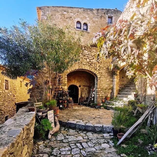 Melvita Officialのインスタグラム：「Avec cette chaleur, on rêve d’une petite balade au milieu des beaux villages d’Ardèche ☀.  Saurez-vous deviner quel village de caractère se cache sur cette photo ? Nous attendons vos propositions en commentaires 👀 (la réponse sera donnée demain sous le post)  Merci à @christophepires.84 pour cette jolie photo ! 😍  #ardeche #nature #village #vacance #holidays #ete #summer」