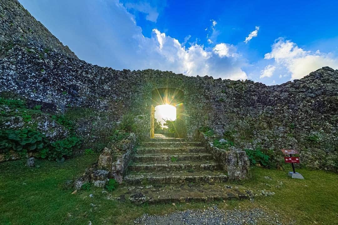 Be.okinawaさんのインスタグラム写真 - (Be.okinawaInstagram)「Let yourself be captivated by the beautiful sight of the setting sun peeking through the limestone walls of the ancient Okinawan Castle. 📍: Nakagusuku Castle Ruins, Kitanakagusuku 📷: @takao.maki  The Nakagusuku Castle is located about 150 meters above sea level and offers an astounding panoramic view of both the Pacific Ocean and the East China Sea.  We look forward to welcoming you when things settle down. Stay safe! #okinawaathome #staysafe  #nakagusukucastle #worldheritagesite #中城城跡 #世界遺產 #나카구스쿠성터 #세계유산 #世界遺産 #歴史 #castleruins #japanesecastle #beokinawa #visitokinawa」7月9日 16時00分 - visitokinawajapan