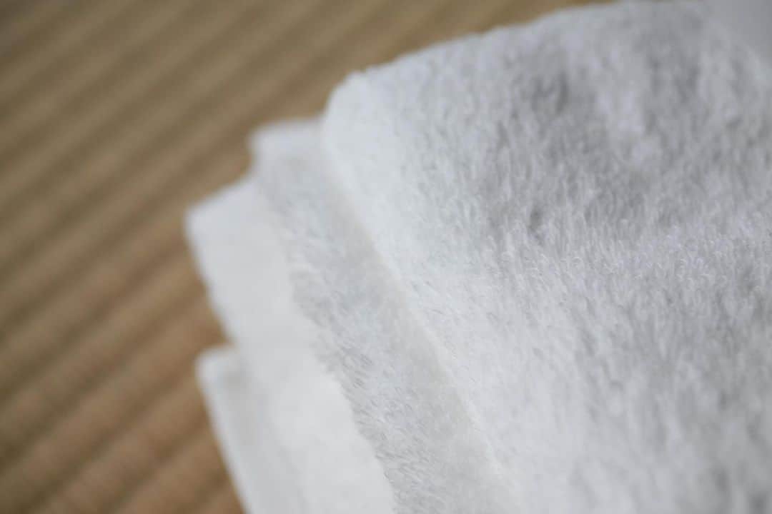 職人.comさんのインスタグラム写真 - (職人.comInstagram)「【半世紀以上タオルを作り続けている、丸山タオルの最高傑作】  「雲ごこちタオル」の素材には、厳選に厳選を重ねた上で、世界で最も繊維質が長く、シルクのような柔らかさ、艶を持つ新疆綿（しんきょうめん）という最高級綿を使用。  また技術では、タオルの表面から出ている糸の部分・パイルを一般的なタオルより長い約5mmとし、通常のタオルと比べて少ない撚りの回数で織り上げています。  素材、技術ともにこだわり抜いて作った雲ごこちは、雲のような柔らかさと高い吸水性が特長です。  愛媛県今治市に100社以上あるタオルメーカーの中でも、丸山タオルの雲ごこちが柔らかさ日本一と自他ともに認める逸品。日本が生んだタオルの最高傑作です。  【贈って嬉しい今治タオル、もらって嬉しい今治タオル】  愛媛県今治市は、瀬戸内海に面していることによって物流が盛んだったことや、四国の豊かな自然の中に湧き出る良質な天然水がタオル作りに最適だったことなどから、戦後には日本一のタオル生産地となりました。  しかし、輸入されてくる安価なタオルにより売り上げは激減。そこで、今治産タオルの価値や魅力をもっと拡げるため、国と地域が一丸となって「今治タオル」ブランドを立ち上げました。  今治タオルとしてブランド認定されるには数々の厳しい基準をクリアする必要があり、認定を受けることはそう簡単ではありません。そんな厳しい基準を乗り越えた丸山タオルの雲ごこちを、自信を持っておすすめいたします。  丸山タオル　雲ごこちタオル https://www.shokunin.com/jp/maruyama/towel.html @shokunincom  #職人ドットコム #日本 #京都 #京都市 #京都旅行 #京都巡り #京都観光 #手仕事 #暮らしの道具 #暮らしを楽しむ #モノづくり #ものづくり #工芸品 #民芸 #民藝 #民芸品 #手工芸 #豊かな食卓 #キッチングラム #手作りのある暮らし #器のある暮らし #雲心地タオル #日本🇯🇵 #丸山タオル #今治タオル #新疆綿 #しんきょうめん #雲心地 #雲ごこち #雲ごこちタオル」7月9日 16時01分 - shokunincom